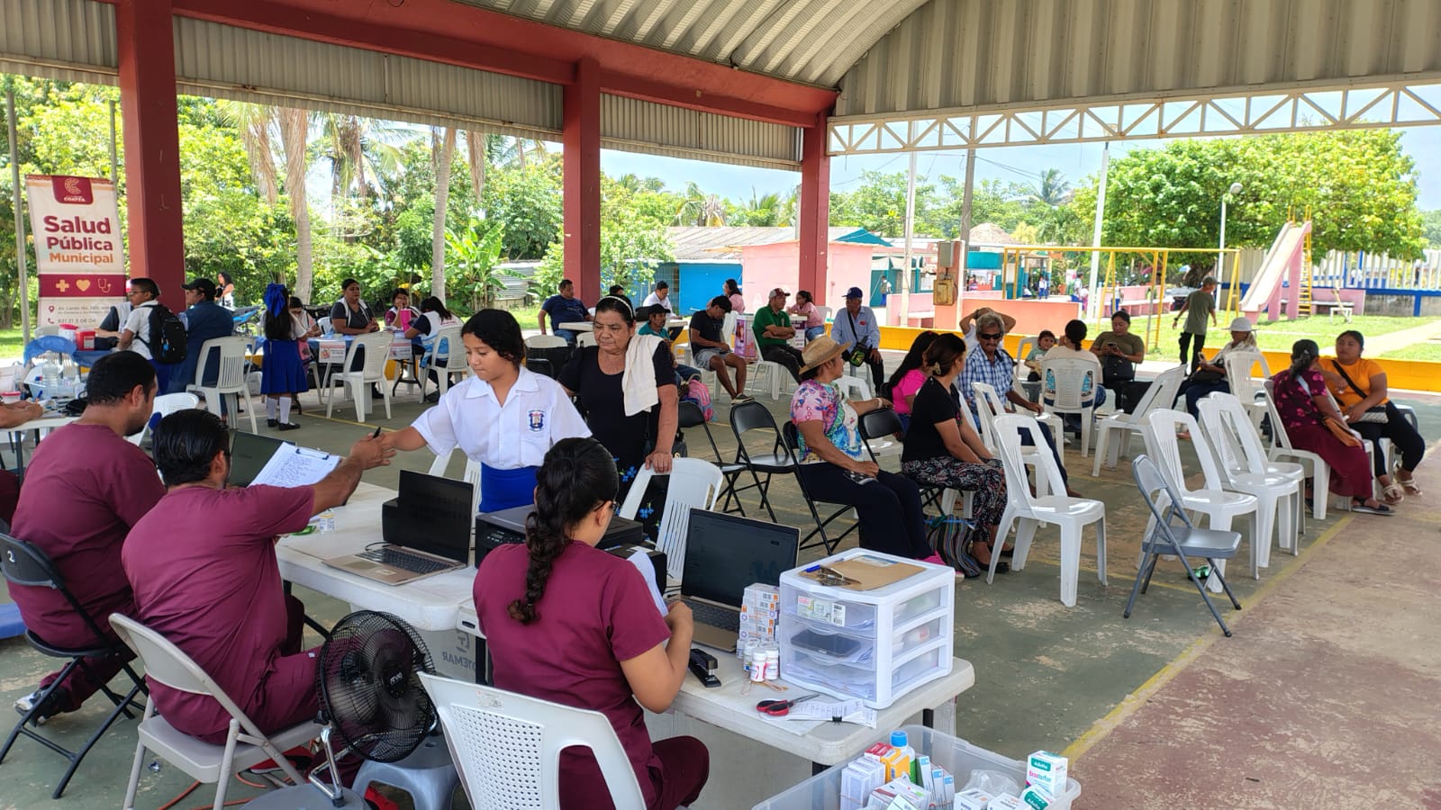Unidad Médica Móvil beneficia a habitantes del ejido Colorado con atención gratuita