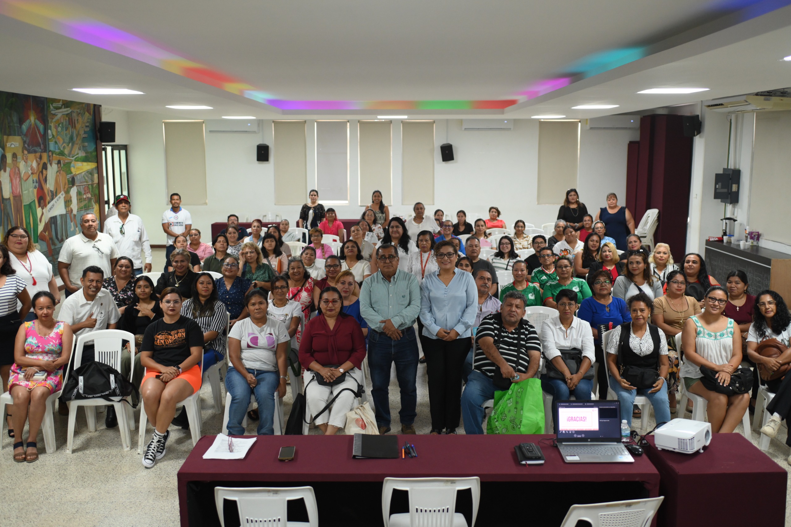 Más de 70 emprendedores fortalecen sus negocios con curso sobre ventas en redes sociales