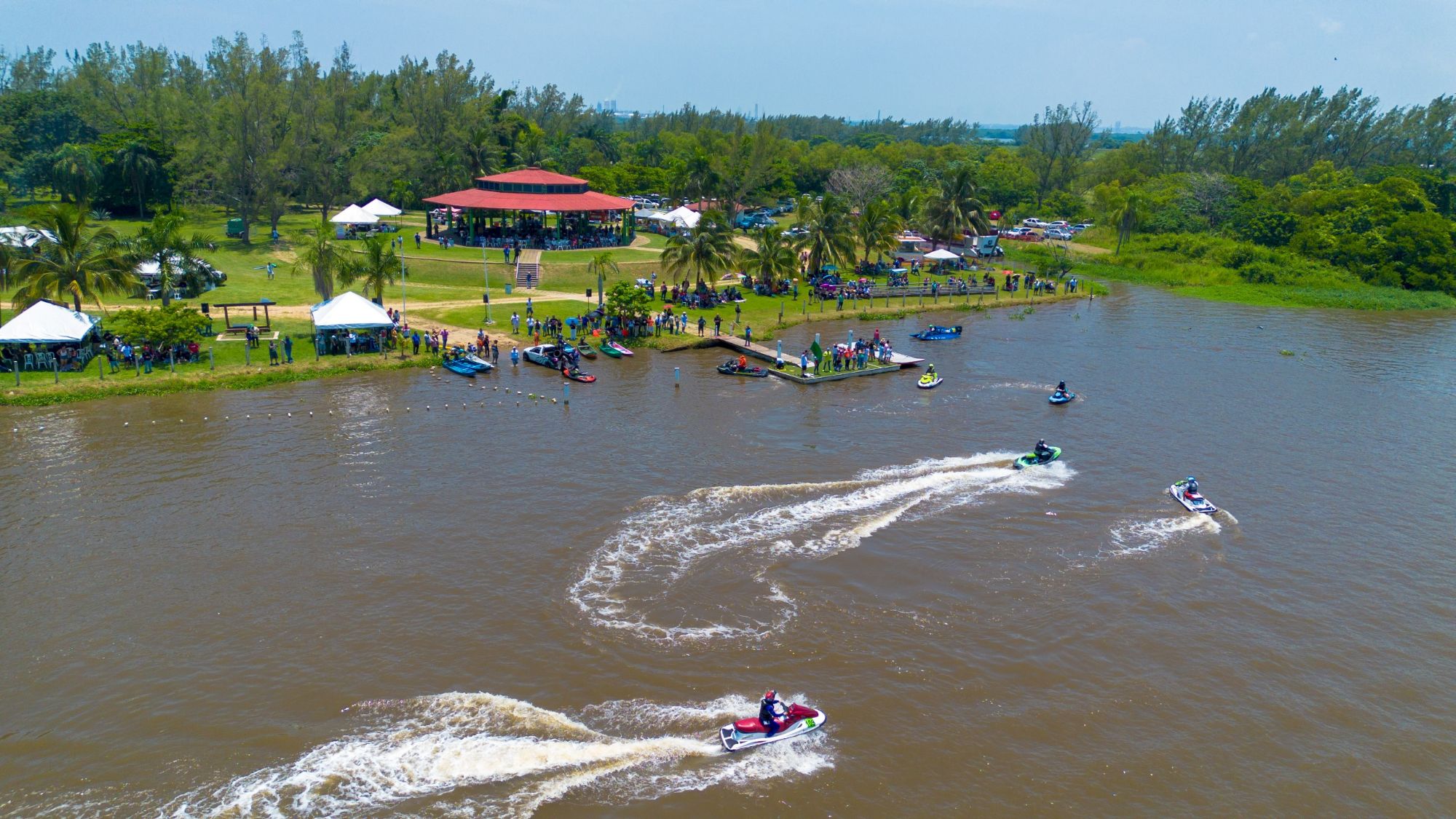 Motonáutica reúne a cientos de familias en Coatzacoalcos con deporte, turismo y comercio local