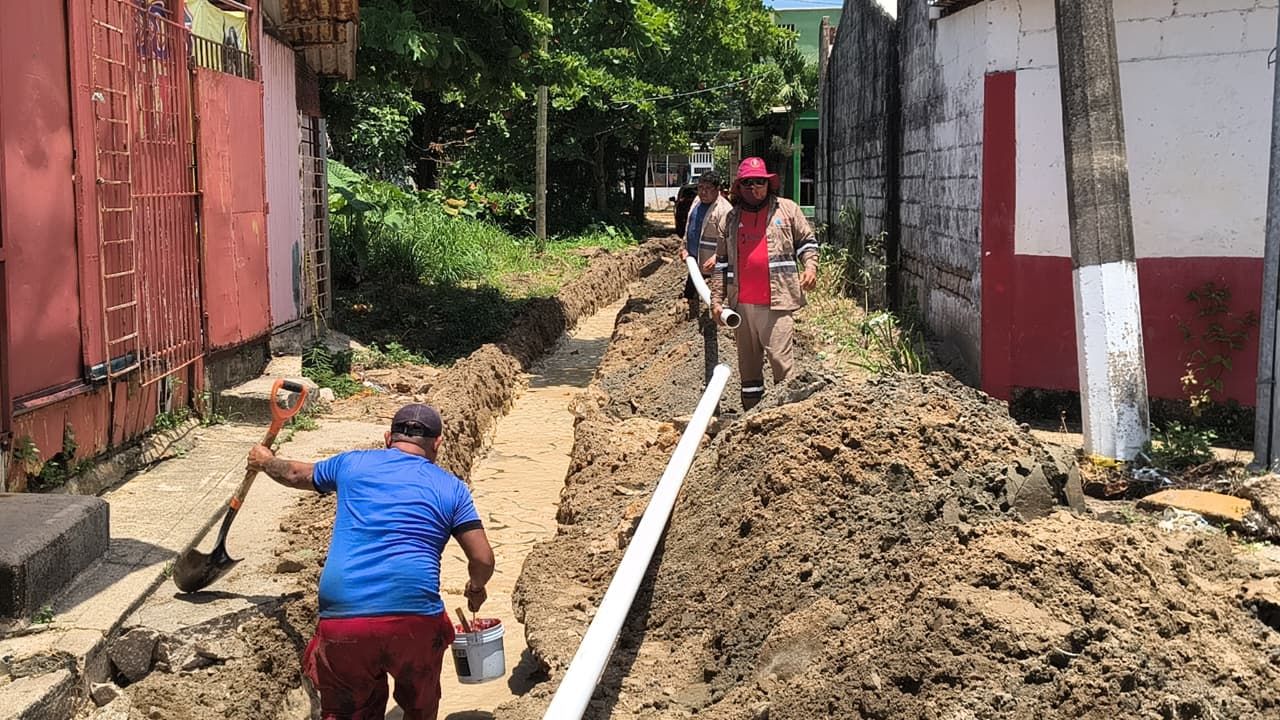 CMAS fortalece la distribución de agua potable y rehabilita drenaje sanitario en distintos sectores de Coatzacoalcos