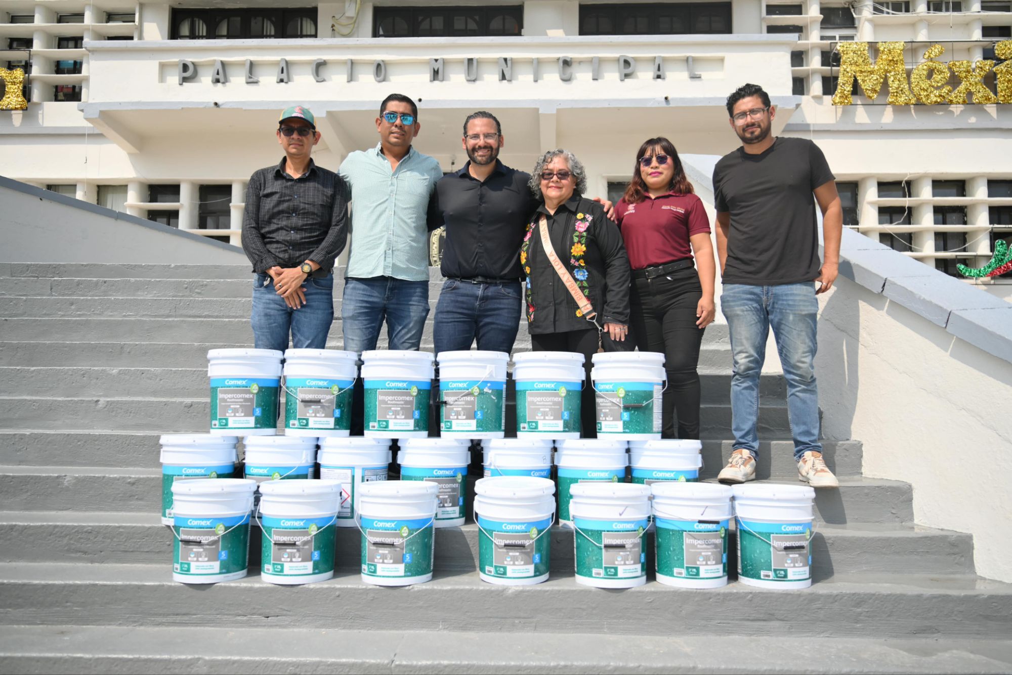 Entrega Pedro Miguel Rosaldo primer paquete de impermeabilizante para rehabilitar techo del Mercado Coatzacoalcos