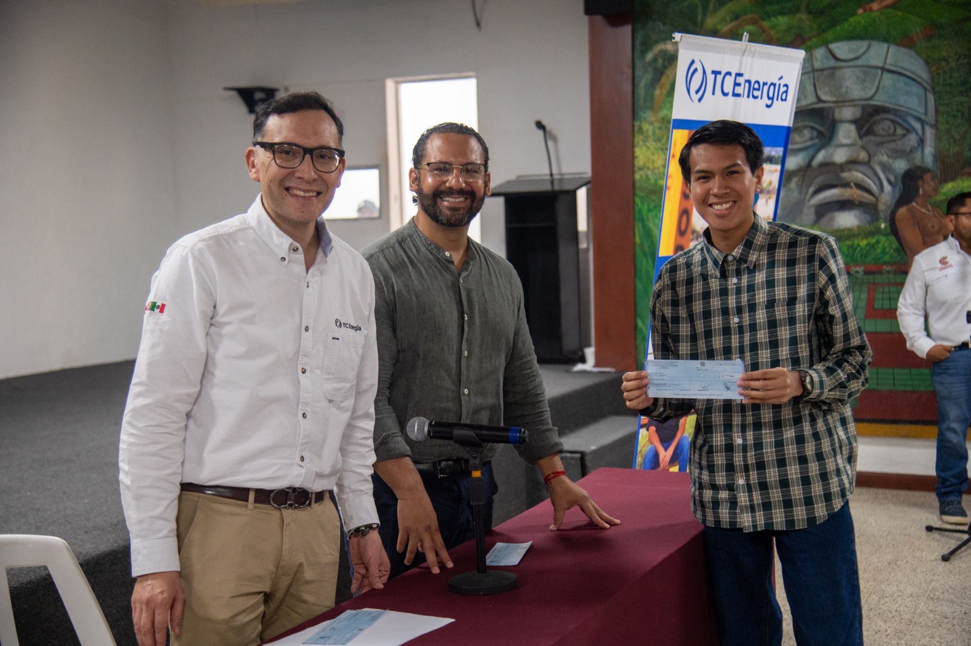 Atestigua Pedro Miguel Rosaldo entrega de 12 becas de TC Energía a jóvenes de Coatzacoalcos