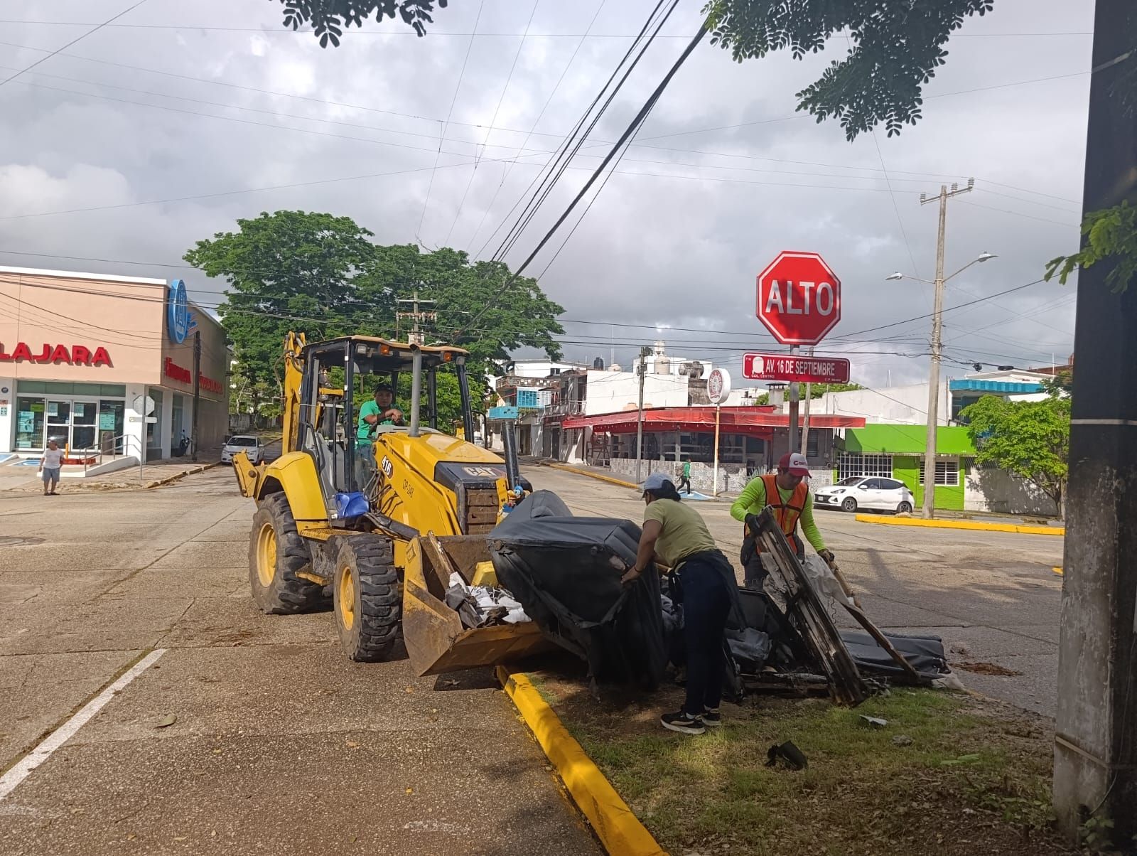 Más de 40 parques y espacios públicos atendidos y miles de luminarias instaladas en Coatzacoalcos