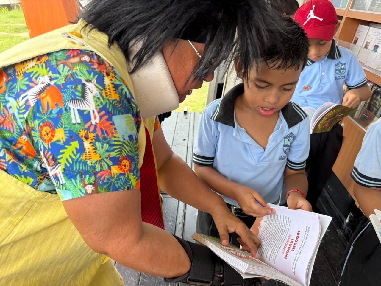 Acerca Pedro Miguel Rosaldo el Librobús a las escuelas de Coatzacoalcos con 5 mil ejemplares