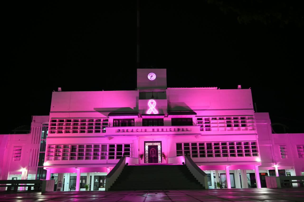 Ilumina Gobierno de Coatzacoalcos de rosa espacios públicos por el Mes de Sensibilización sobre el Cáncer de Mama